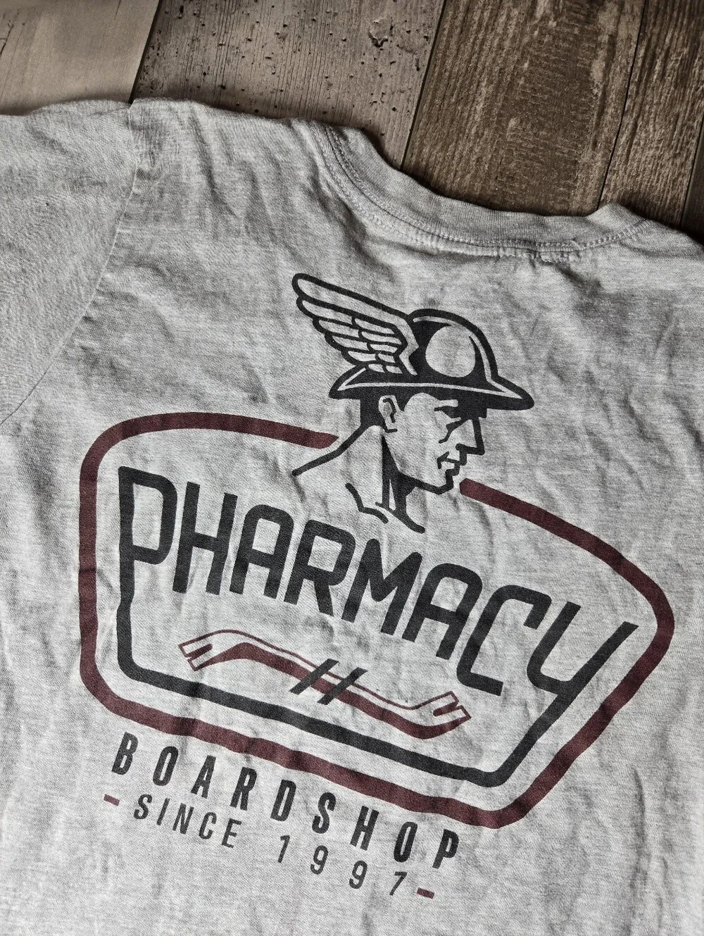 Pharmacy Board Shop Boys Gray Graphic Tee Size Medium (7/8)